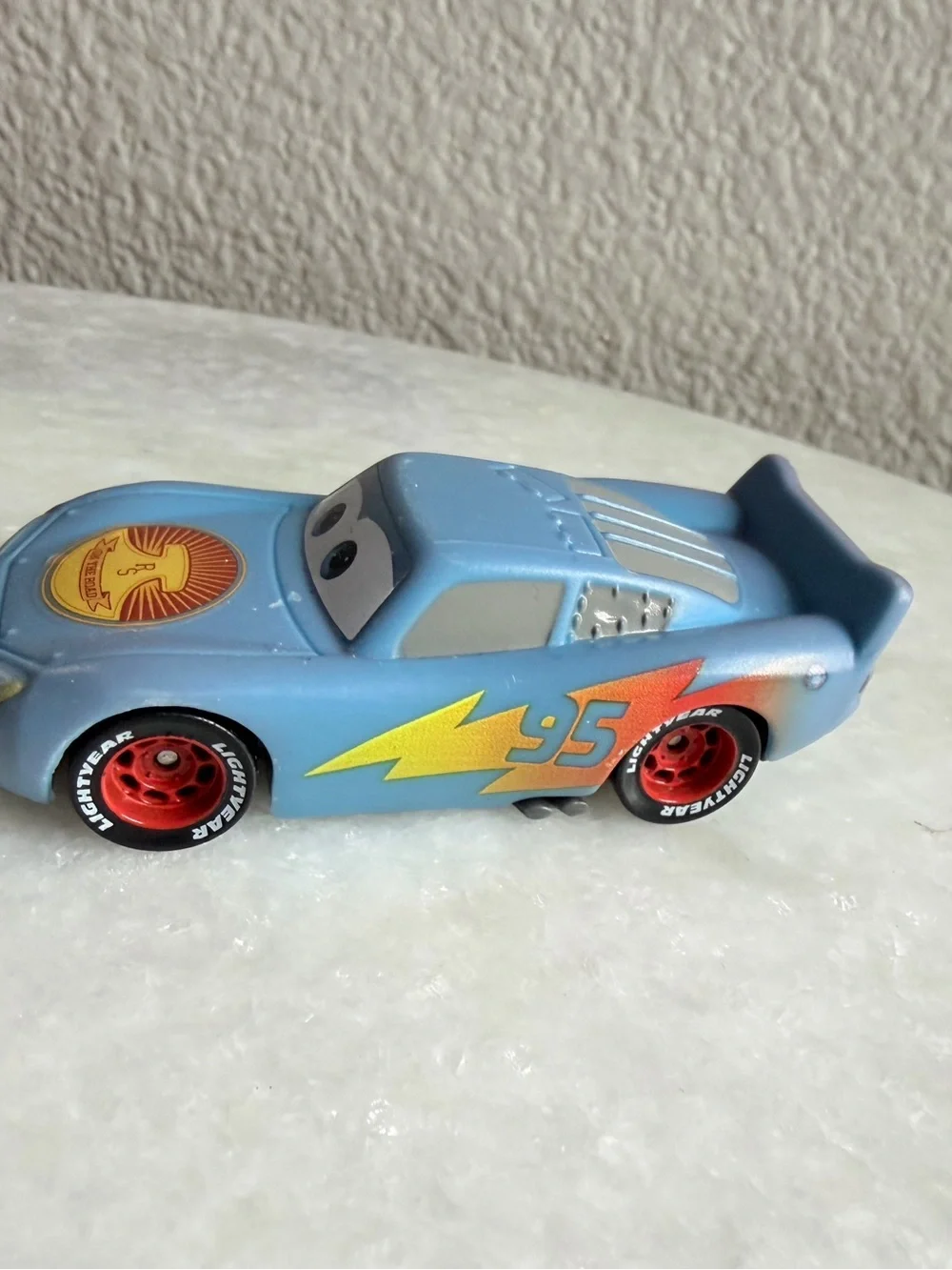 Disney Pixar Cars on the road Lightning McQueen Color changing car blue/maroon